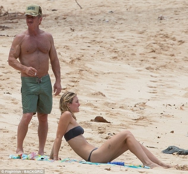 Nam diễn viên U60 đi nghỉ mát cùng bạn gái kém 32 tuổi - 1
Sean Penn và bạn gái 9X Leila George đang đi nghỉ mát tại Hawaii