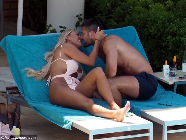 Amber Turner diện áo tắm bốc lửa bên bạn trai - 2
Đôi tình nhân trẻ đang cùng tận hưởng kỳ nghỉ hè ở Hi Lạp