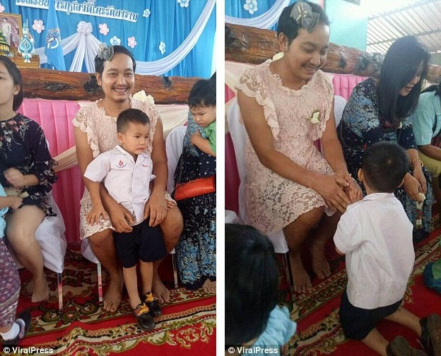 Người đàn ông “vừa làm cha, vừa làm mẹ” gây xúc động - 2 Anh Chatchai Parnuthai bên con