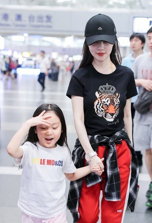 Lý Tiểu Lộ rạng ngời trong sinh nhật cha ruột - 11
Bạn bè cho biết, Lý Tiểu Lộ và Giả Nãi Lượng cố gắng cư xử thật văn minh để con gái chung không bị tổn thương bởi những sóng gió giữa cha mẹ.