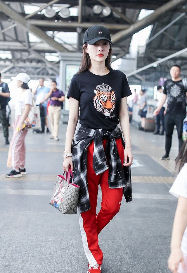 Lý Tiểu Lộ rạng ngời trong sinh nhật cha ruột - 10
Hiện tại, Giả Nãi Lượng đang tập trung làm việc và từ chối nói về chuyện gia đình trong khi Lý Tiểu Lộ không xuất hiện hay tham gia các hoạt động của làng giải trí vì bị khán giả chỉ trích, quay lưng. Cặp đôi cũng không còn đeo nhẫn cưới trên tay nhưng không bình luận gì về chuyện họ đã chia tay hay đang ly thân.