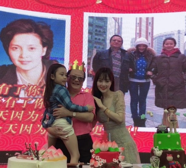 Lý Tiểu Lộ rạng ngời trong sinh nhật cha ruột - 3
Lý Tiểu Lộ xinh đẹp và rạng ngời bên cha ruột. Dường như sóng gió hôn nhân không ảnh hưởng tới nhan sắc và tâm trạng của Lý Tiểu Lộ. Sau một thời gian ở ẩn vì sức ép của dư luận với scandal ngoại tình, Lý Tiểu Lộ hiện tại xuất hiện nhiều hơn trên mạng xã hội và các phương tiện truyền thông.