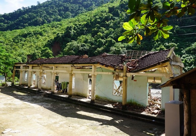 Nhà công vụ vùng biên bị xóa sổ, thầy cô phải thuê nhà ở - 1 Dãy nhà ký túc, văn phòng Trường tiểu học Mường Ải bị xóa sổ hoàn toàn sau cơn bão số 3
