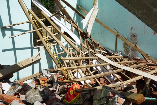 Nhà công vụ vùng biên bị xóa sổ, thầy cô phải thuê nhà ở - 7 Chỗ ở của 15 thầy cô giáo vùng biên giới giờ chỉ là đống gạch ngói đổ nát