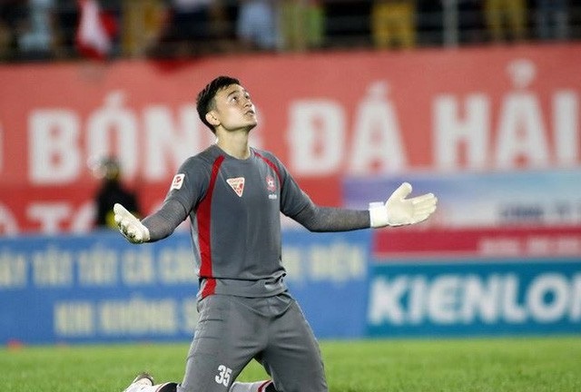 Những màn khoe giọng “đốn tim” của thủ thành bị HLV Park Hang-seo loại khỏi ASIAD - 6 Chàng thủ thành sinh năm 1993 lại thích bóng đá và trưởng thành từ lò đào tạo trẻ của Spartak Moscow và Dinamo Moscow. (ảnh: Trọng Vũ).