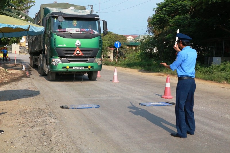 Ninh Bình: Mật phục dẹp “tận gốc” nạn xe quá tải hoành hành! - Ảnh 1. Ninh Bình: Mật phục dẹp “tận gốc” nạn xe quá tải hoành hành! - Ảnh 1.