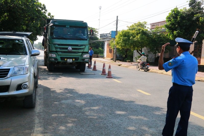 Ninh Bình: Mật phục dẹp “tận gốc” nạn xe quá tải hoành hành! - Ảnh 3. Ninh Bình: Mật phục dẹp “tận gốc” nạn xe quá tải hoành hành! - Ảnh 3.
