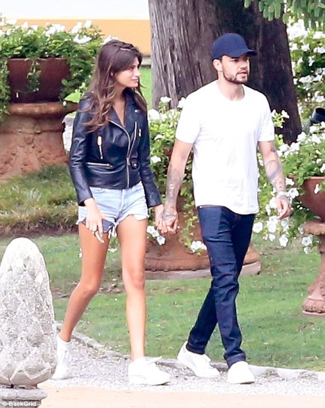 Liam Payne có bạn gái mới - 1
Liam Payne nắm tay bạn gái mới Cairo Dwek đi dạo tại Italy ngày 14/8 vừa qua
