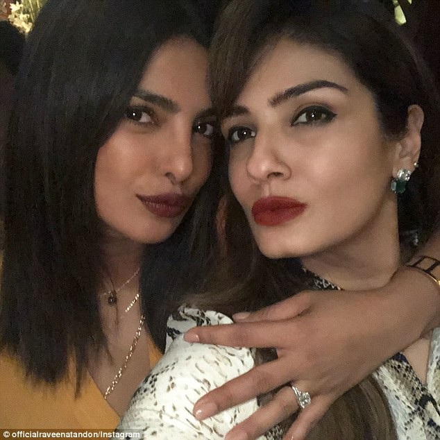 
Priyanka Chopra lộ nhẫn kim cương xinh đẹp trên ngón tay áp út
