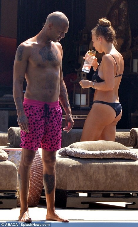 Con gái tỷ phú Topshop lần đầu lộ mặt quý tử - 5
Cô và bạn trai Jeremy Meeks giữ bí mật chuyện bầu bí