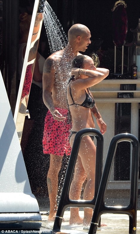 Con gái tỷ phú Topshop lần đầu lộ mặt quý tử - 8
Bố đẻ của Chloe là ngài Philip Green, ông chủ hãng Topshop, người sở hữu khối tài sản 4,9 tỷ USD