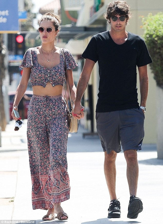 
Chân dài Alessandra Ambrosio nắm tay bạn trai mới Nicolo Oddi đi dạo trên đường phố Santa Monica, California, Mỹ ngày 14/8 vừa qua
