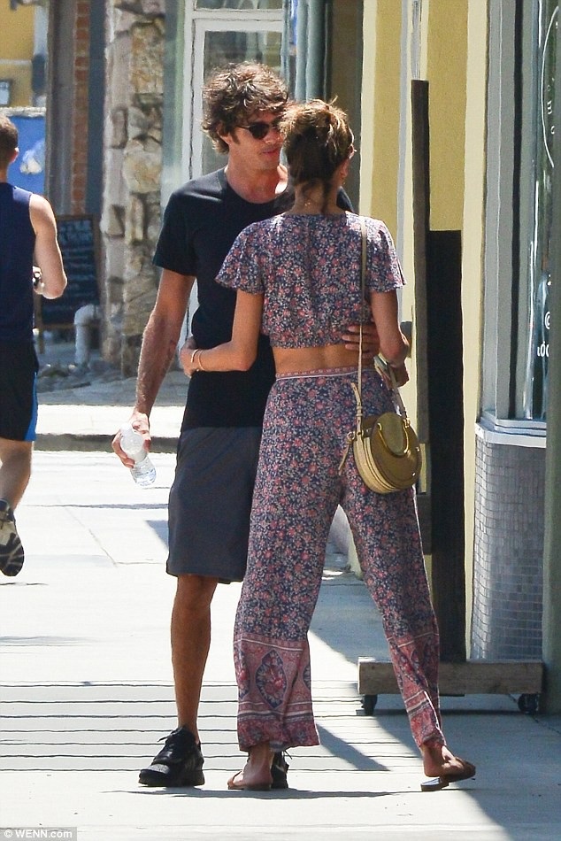 
Bạn trai mới của cựu thiên thần nội ylà ông chủ 1 nhãn hiệu thời trang
