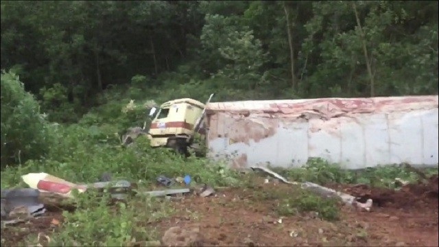 Xe container lao xuống vực, tài xế và phụ xe may mắn thoát chết - 1 Hiện trường vụ tai nạn