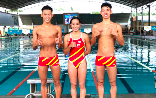 Đội tuyển bơi Việt Nam sẵn sàng cho Asiad 2018 - 1 Các tuyển thủ quốc gia Thành Bảo, Mai Thị Linh, Huy Hoàng trong trang phục tập luyện được thiết kế riêng theo số đó từng VĐV