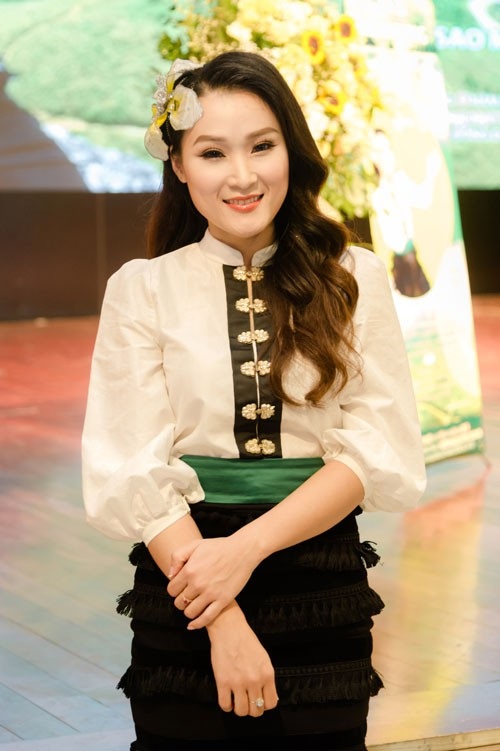 Á quân Sao Mai Lê Nhung hát về người lính biên phòng - 1 Gần một năm sau khi đoạt ngôi vị Á quân Sao Mai, Lê Nhung trình làng bộ sản phẩm âm nhạc đầu tiên đầy tâm huyết của mình với chủ đề Tình rừng.