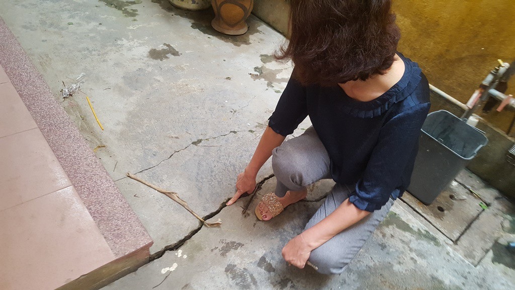 Hàng loạt nhà dân quanh dự án xây dựng cao cấp bị lún, nứt kinh hoàng! - Ảnh 6. Hàng loạt nhà dân quanh dự án xây dựng cao cấp bị lún, nứt kinh hoàng! - Ảnh 6.