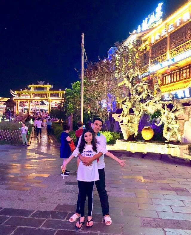 Ở nhà triệu đô, đi xe bạc tỷ nhưng Quyền Linh vẫn giữ thói quen khó ngờ - 14 Trong loạt ảnh, có thể dễ dàng nhận thấy, Quyền Linh đều đi dép tổ ong. Nhiều độc giả bày tỏ sự thích thú, ngưỡng mộ với nam nghệ sĩ giàu có mà bình dị này.
