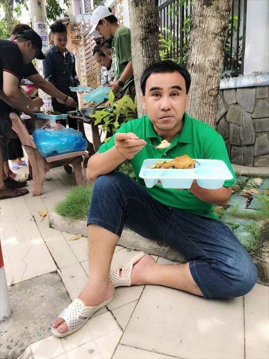 Ở nhà triệu đô, đi xe bạc tỷ nhưng Quyền Linh vẫn giữ thói quen khó ngờ - 9 Khoảnh khắc Quyền Linh ngồi bệt với dép tổ ong, ăn cơm hộp vỉa hè trong lúc đi làm.