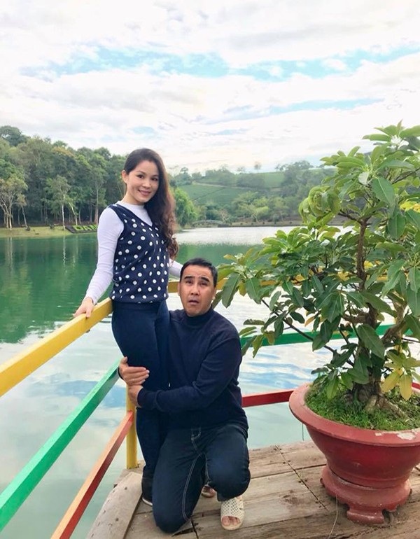 Ở nhà triệu đô, đi xe bạc tỷ nhưng Quyền Linh vẫn giữ thói quen khó ngờ - 12 Trong chuyến đi dã ngoại cùng gia đình, Quyền Linh đi dép tổ ong, hóm hỉnh chụp ảnh vui ôm chân bà xã.