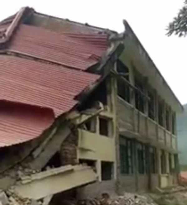 Trường học đang tu sửa bị sập, nhiều người may mắn thoát ra ngoài - 1 Hiện trường sự cố sập phòng học