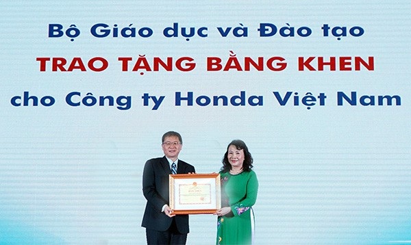 Honda triển khai giáo dục an toàn giao thông cho trẻ em mầm non tại Việt Nam - 3 HVN vinh dự được Bộ Giáo dục và Đào tạo trao tặng bằng khen về những cống hiến và nỗ lực trong việc triển khai các hoạt động giáo dục ATGT và hướng dẫn LXAT trong năm qua.
