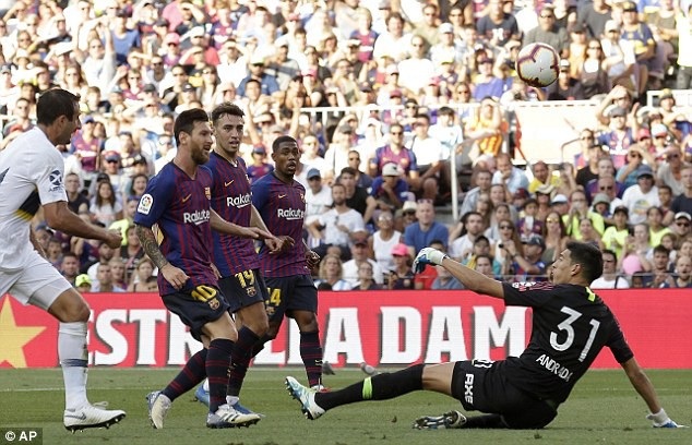 Messi ghi bàn, Barcelona hạ Boca Juniors để giành Joan Gamper Cup - 2
Messi dứt điểm tinh tế nhân đôi cách biệt lên 2-0 cho Barcelona