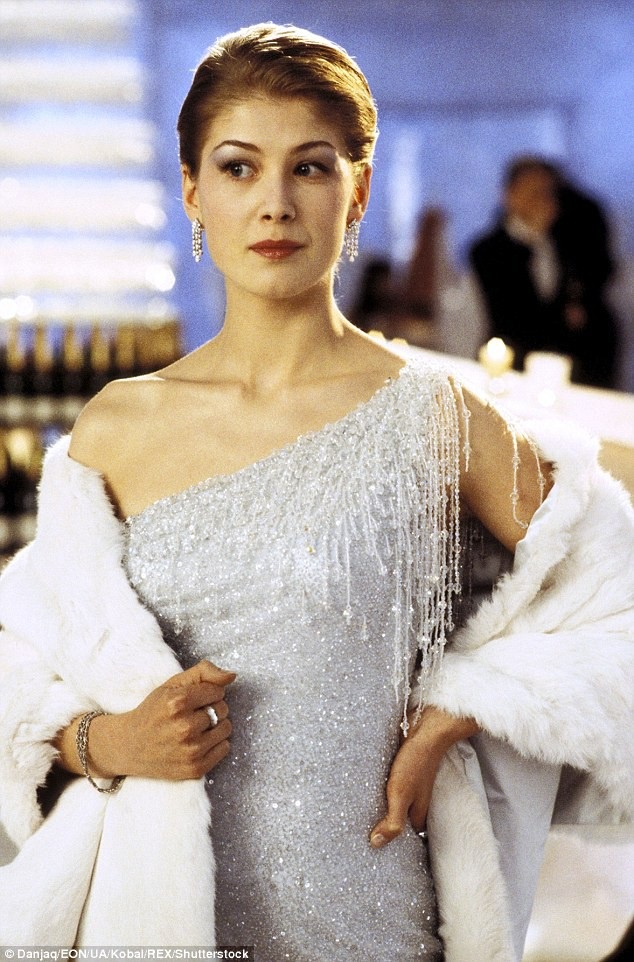 Dứt khoát không cởi đồ khi thử vai, nữ diễn viên được trao cơ hội lớn - 3 Rosamund Pike trong phim “Die Another Day”
