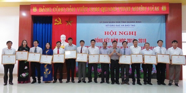 Nhiều tập thể, cá nhân ngành giáo dục Quảng Bình được khen thưởng - 2 Phó Chủ tịch tỉnh Quảng Bình trao tặng danh hiệu Tập thể lao động xuất sắc cho 14 tập thể. (Ảnh: N.H)