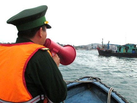 Đêm nay vùng tâm bão ảnh hưởng trực tiếp Quảng Ninh - Nghệ An - 2 Cán bộ biên phòng kêu gọi tàu thuyền vào tránh bão.