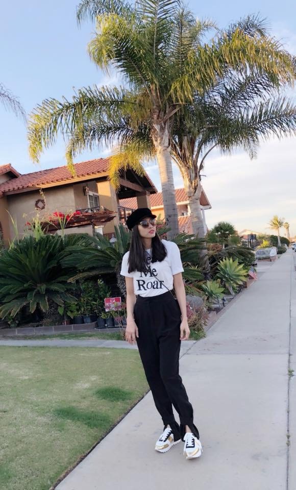 Cô thảnh thơi dạo bước và tận hưởng cuộc sống.