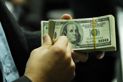 Giá USD "chợ đen" vượt mốc 23.600 VND - 1
Trong khi giá USD tại các ngân hàng bám sát giá trần quy định, thì giá USD trên thị trường tự do lại liên tục leo thang và đã vượt mốc 23.600 VND/USD.