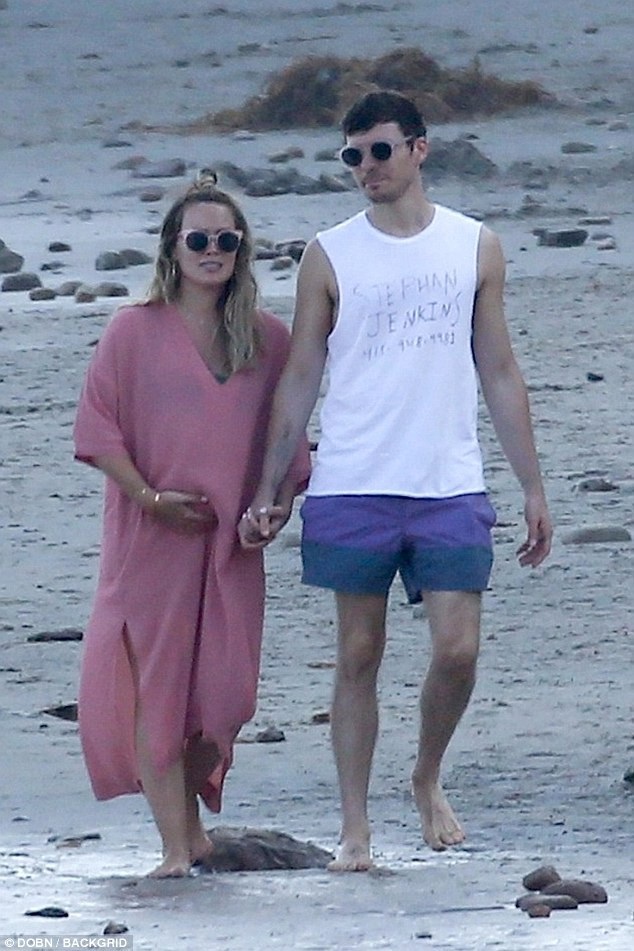 Hilary Duff khoe bụng bầu với bikini - 2
Nữ diễn viên 30 tuổi và bạn trai Matthew Koma hẹn hò từ tháng 1 năm ngoái