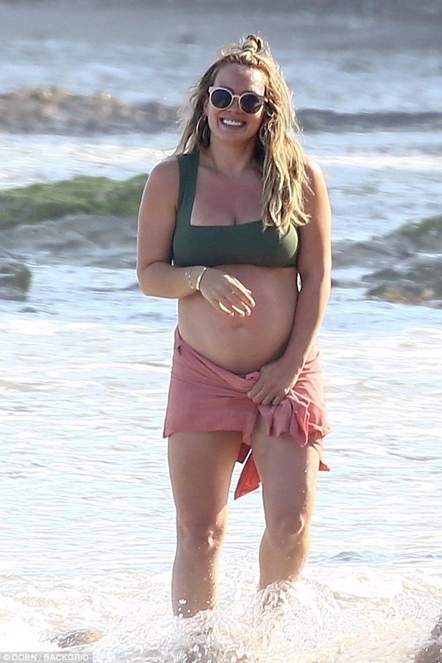 Hilary Duff khoe bụng bầu với bikini - 3
Ngôi sao đa tài bất ngờ chia sẻ rằng cô đang mang thai với Koma hồi tháng 6 vừa qua