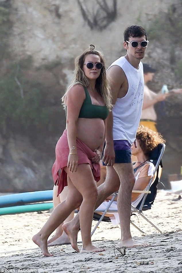 Hilary Duff khoe bụng bầu với bikini - 6
Cô từng kết hôn vào năm 2010 với vận động viên thể thao Mike Comrie