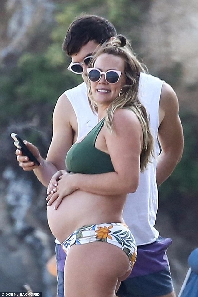Hilary Duff khoe bụng bầu với bikini - 8
Hilary Duff và chồng ly dị năm 2015