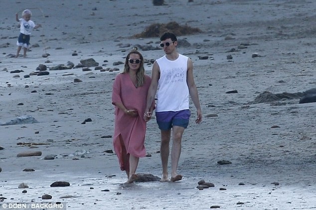 Hilary Duff khoe bụng bầu với bikini - 9
Cô dành phần lớn thời gian chăm sóc gia đình trong vài năm trở lại đây