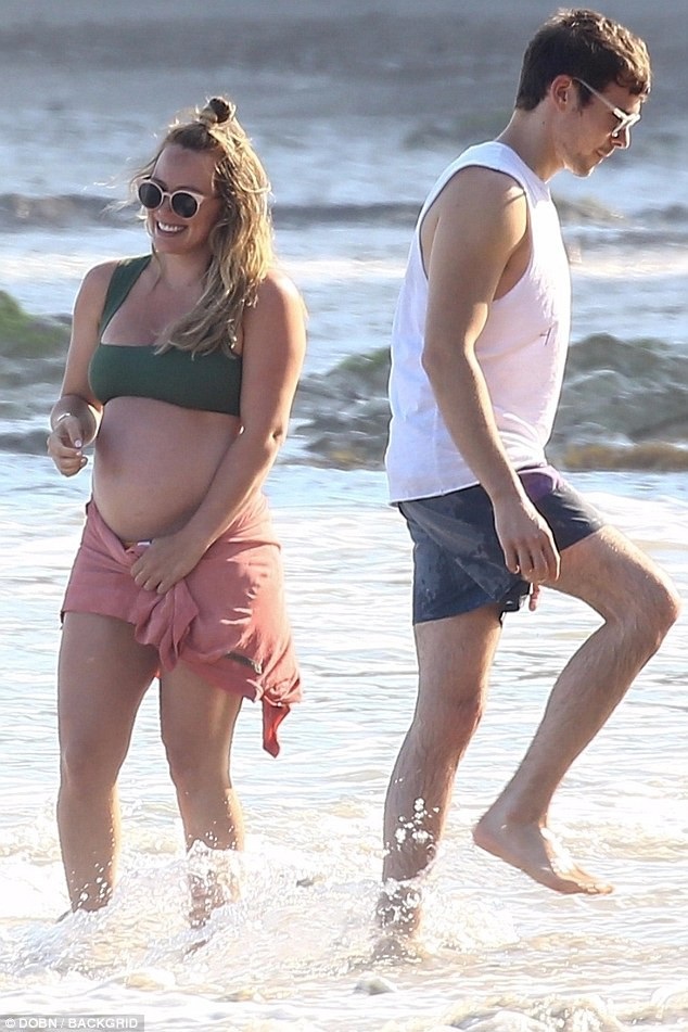 Hilary Duff khoe bụng bầu với bikini - 11
Cựu ngôi sao teen có kinh doanh thêm mỹ phẩm và thời trang trong thời gian này