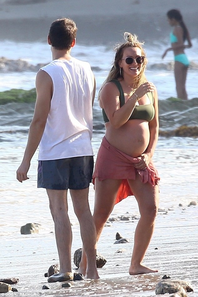 Hilary Duff khoe bụng bầu với bikini - 12 Hilary Duff khoe bụng bầu với bikini - 12