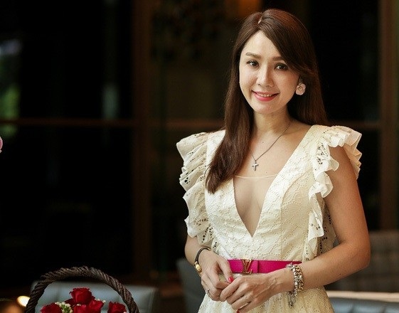 Sau 12 năm, cuộc sống của dàn diễn viên phim "Đôla trắng" bây giờ ra sao? - 7 Thành công với vai Khánh Băng, Helen Thanh Đào liên tục được mời vào các bộ phim Hai mảnh đời, Ván cờ tình yêu, Giá mua một thượng đế, Cuộc chiến hoa hồng... Tuy nhiên, trong khi sự nghiệp đang lên thì Helen Thanh Đào cùng gia đình định cư ở Đài Loan vào cuối năm 2008.