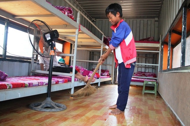Quảng Ngãi: Phụ huynh xã nghèo chung tay sửa nhà bán trú cho con em - 4
Nhà bán trú container của trường PTDTBT THCS Trà Lãnh giải tỏa được nỗi lo của thầy cô và phụ huynh về nơi ăn ở, học tập của các em học sinh xã nghèo.