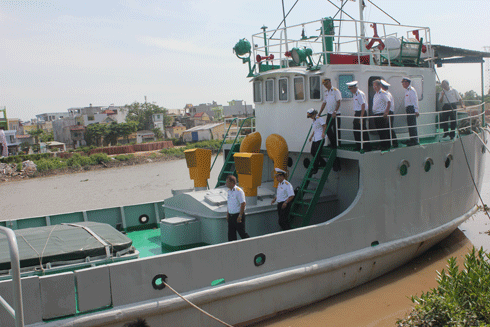 Những điều chưa biết về con tàu "không số" vừa trở thành bảo vật quốc gia - 2 Cựu chiến binh của Đoàn tàu không số thăm tàu HQ671 tháng 7-2016 (Ảnh: Bảo tàng Quân chủng Hải Quân)