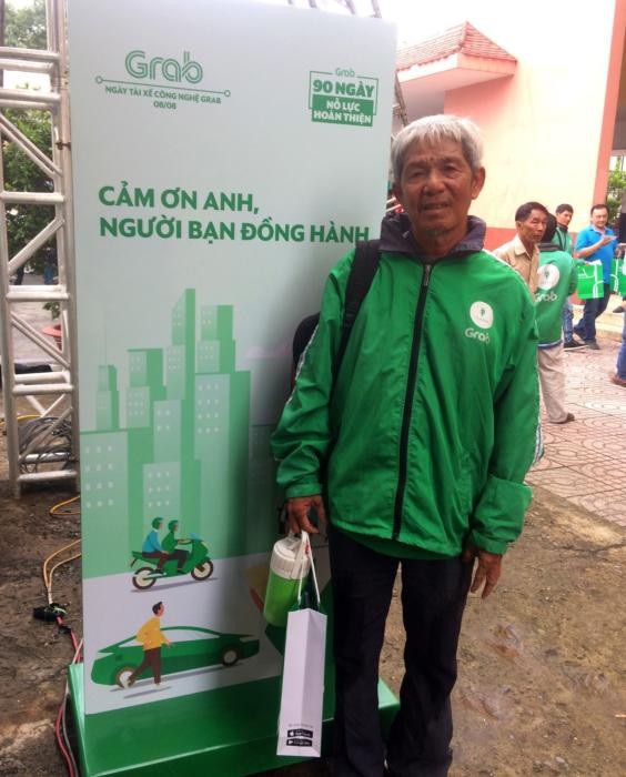 Đổi những phận đời nhờ những chuyến xe ôm công nghệ - 1 Đối tác GrabBike Bùi Quang Vinh phấn khởi cho biết: “thu nhập ổn định hơn từ khi chuyển qua chạy Grab”