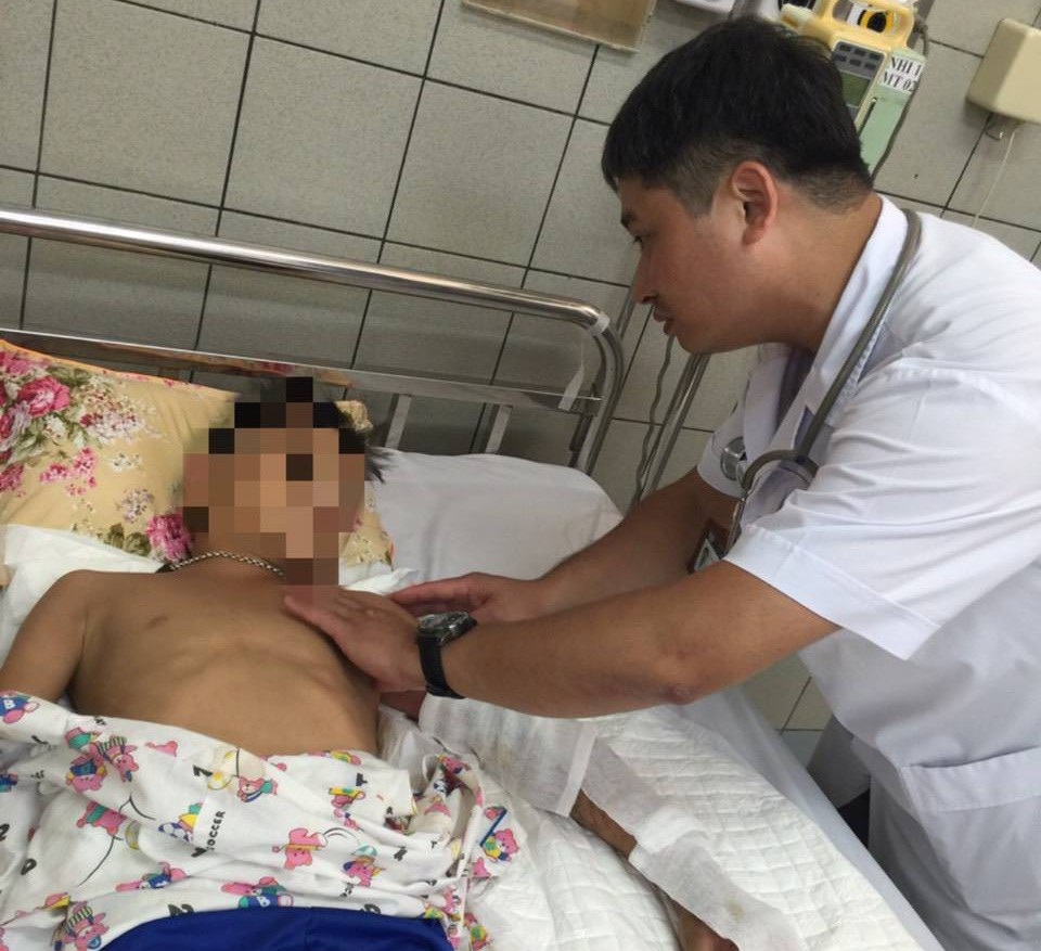 Kinh hoàng bàn tay hoại tử tím đen của bé trai do đắp thuốc lá và đậu lào chữa rắn cắn - Ảnh 2. Kinh hoàng bàn tay hoại tử tím đen của bé trai do đắp thuốc lá và đậu lào chữa rắn cắn - Ảnh 2.