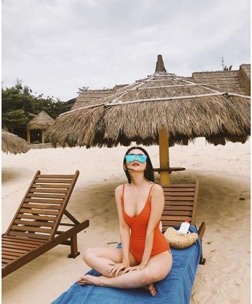 Sở dĩ cô nàng được yêu mến như vậy có lẽ ngoài vẻ xinh đẹp, sexy còn là sự hài hước và thân thiện. Dù ngoại hình chỉ “thấp bé nhẹ cân” trong dàn mỹ nhân Việt nhưng Sĩ Thanh lại có một body nóng bỏng.