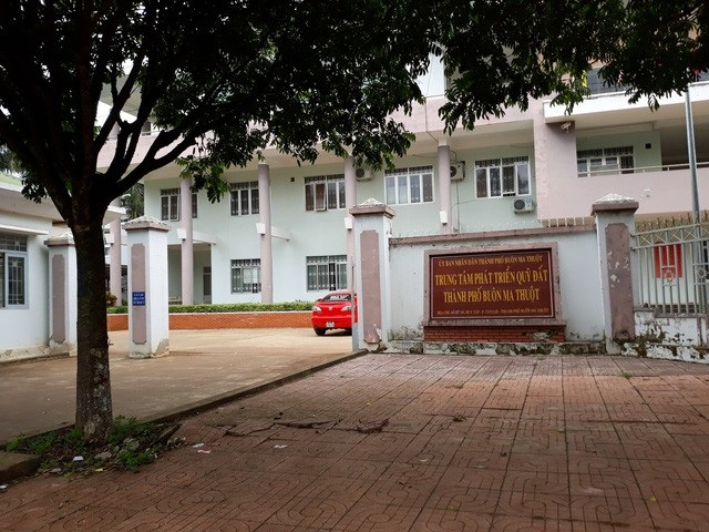 Cảnh cáo nguyên Giám đốc Chi nhánh Trung tâm phát triển quỹ đất TP Buôn Ma Thuột - 1 Chi nhánh Trung tâm phát triển quỹ đất TP.Buôn Ma Thuột nơi ông Dũng công tác