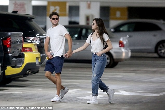 Thành viên nhóm One Direction hạnh phúc bên bạn gái xinh đẹp - 7
Cặp đôi bị bắt gặp cùng nhau rời 1 khách sạn hạng sang