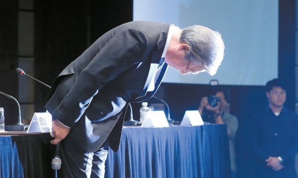 
CEO Kim Hyo-Joon của BMW Hàn Quốc cúi đầu xin lỗi về các vụ cháy xe ở nước này.
