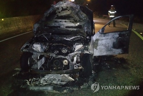 
Mới đây nhất, khoảng 4h30 sáng 15/8/2018, lại có thêm một chiếc BMW X1 bất ngờ bốc cháy khi đang chạy trên đường tại tỉnh Jeolla Bắc, phía Nam thủ đô Seoul của Hàn Quốc.
