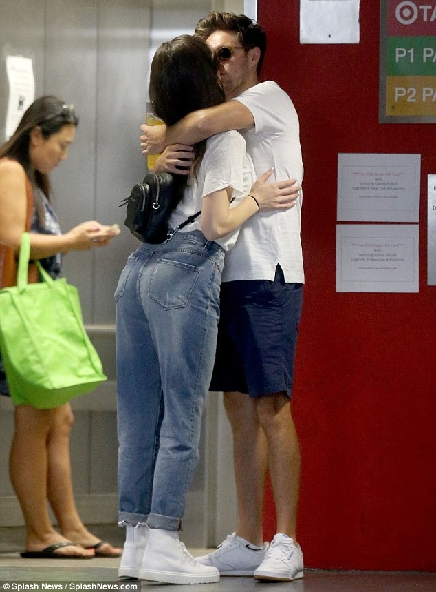 Thành viên nhóm One Direction hạnh phúc bên bạn gái xinh đẹp - 1
Niall Horan và Hailee Steinfeld tình tứhôn nhau trên đường phố Los Angeles ngày 16/8 vừa qua